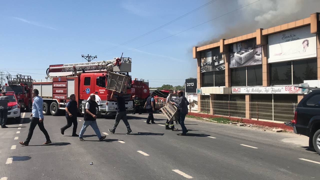 Kırklareli’nde bir mobilya fabrikasında çıkan yangın diğer işyerlerine de sıçrarken, söndürme çalışmalarına çevre illerden itfaiye ekipleri ve ...