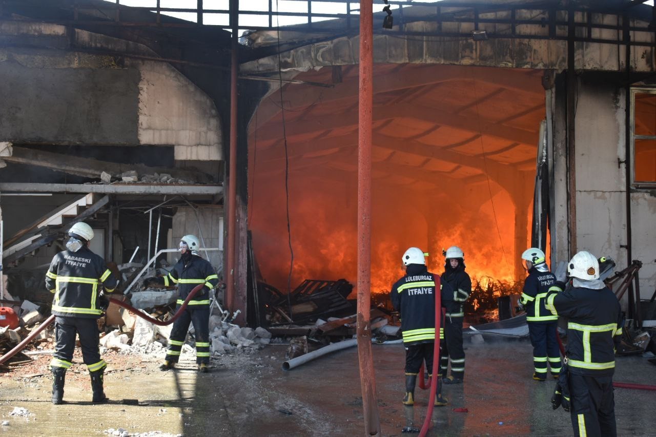 Kırklareli’nde bir mobilya fabrikasında çıkan yangın diğer işyerlerine de sıçrarken, söndürme çalışmalarına çevre illerden itfaiye ekipleri ve ...