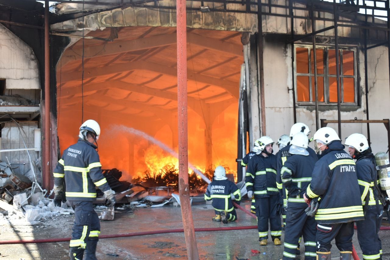 Kırklareli’nde bir mobilya fabrikasında çıkan yangın diğer işyerlerine de sıçrarken, söndürme çalışmalarına çevre illerden itfaiye ekipleri ve ...