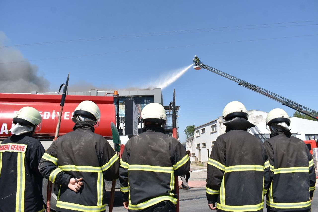 Kırklareli’nde bir mobilya fabrikasında çıkan yangın diğer işyerlerine de sıçrarken, söndürme çalışmalarına çevre illerden itfaiye ekipleri ve ...