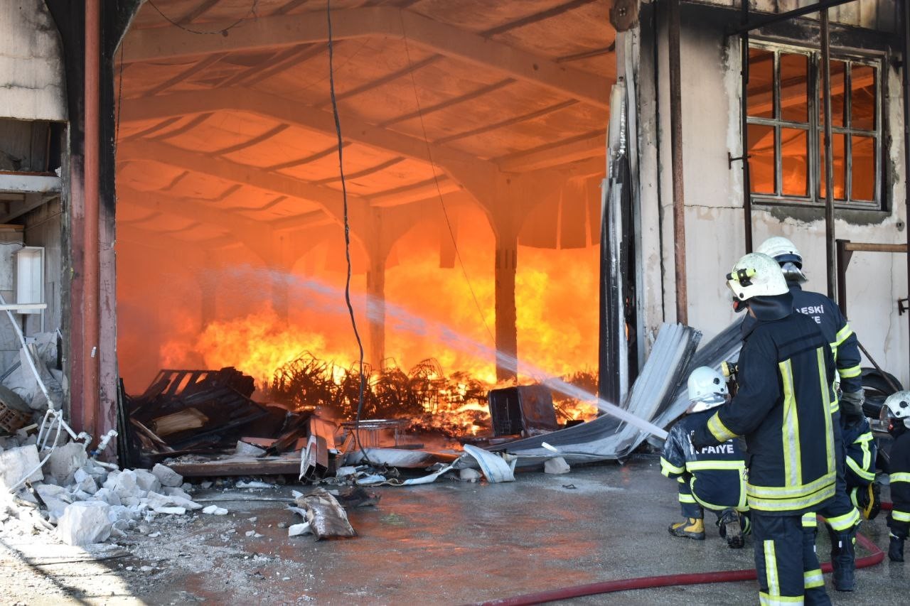 Kırklareli’nde bir mobilya fabrikasında çıkan yangın diğer işyerlerine de sıçrarken, söndürme çalışmalarına çevre illerden itfaiye ekipleri ve ...