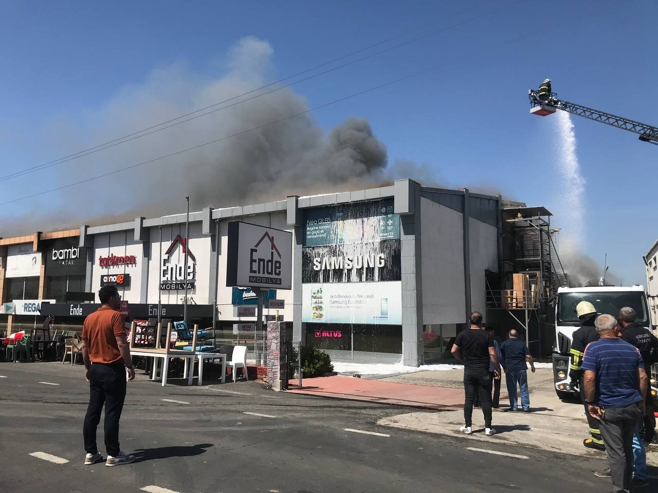 Kırklareli’nde bir mobilya fabrikasında çıkan yangın diğer işyerlerine de sıçrarken, söndürme çalışmalarına çevre illerden itfaiye ekipleri ve ...