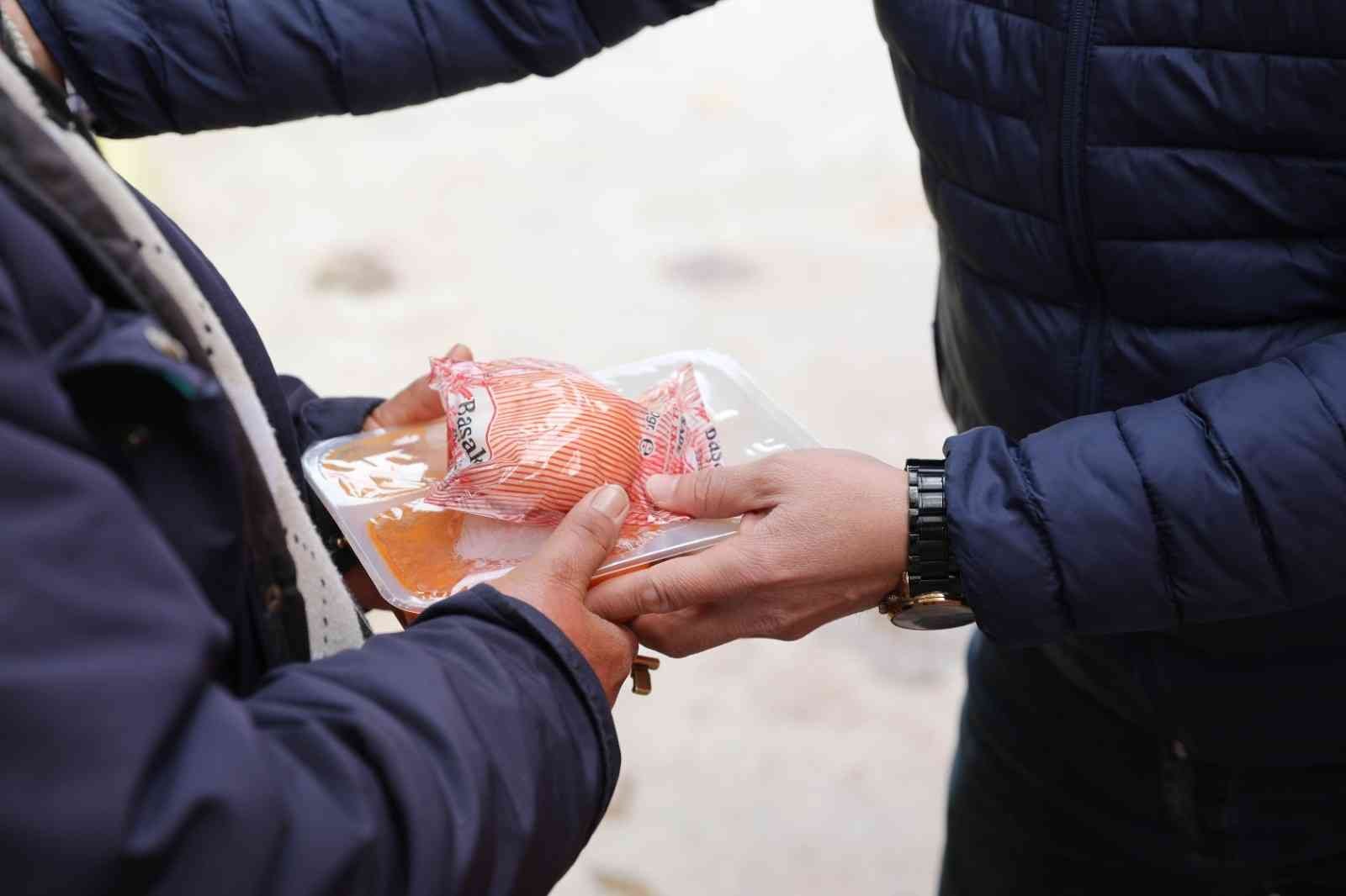 Kırklareli’nde ihtiyaç sahibi vatandaşlar ile 65 yaş üzeri evinde yemek yapamayacak durumdaki 155 vatandaşın yemek ihtiyacı karşılanıyor. Valilik ...