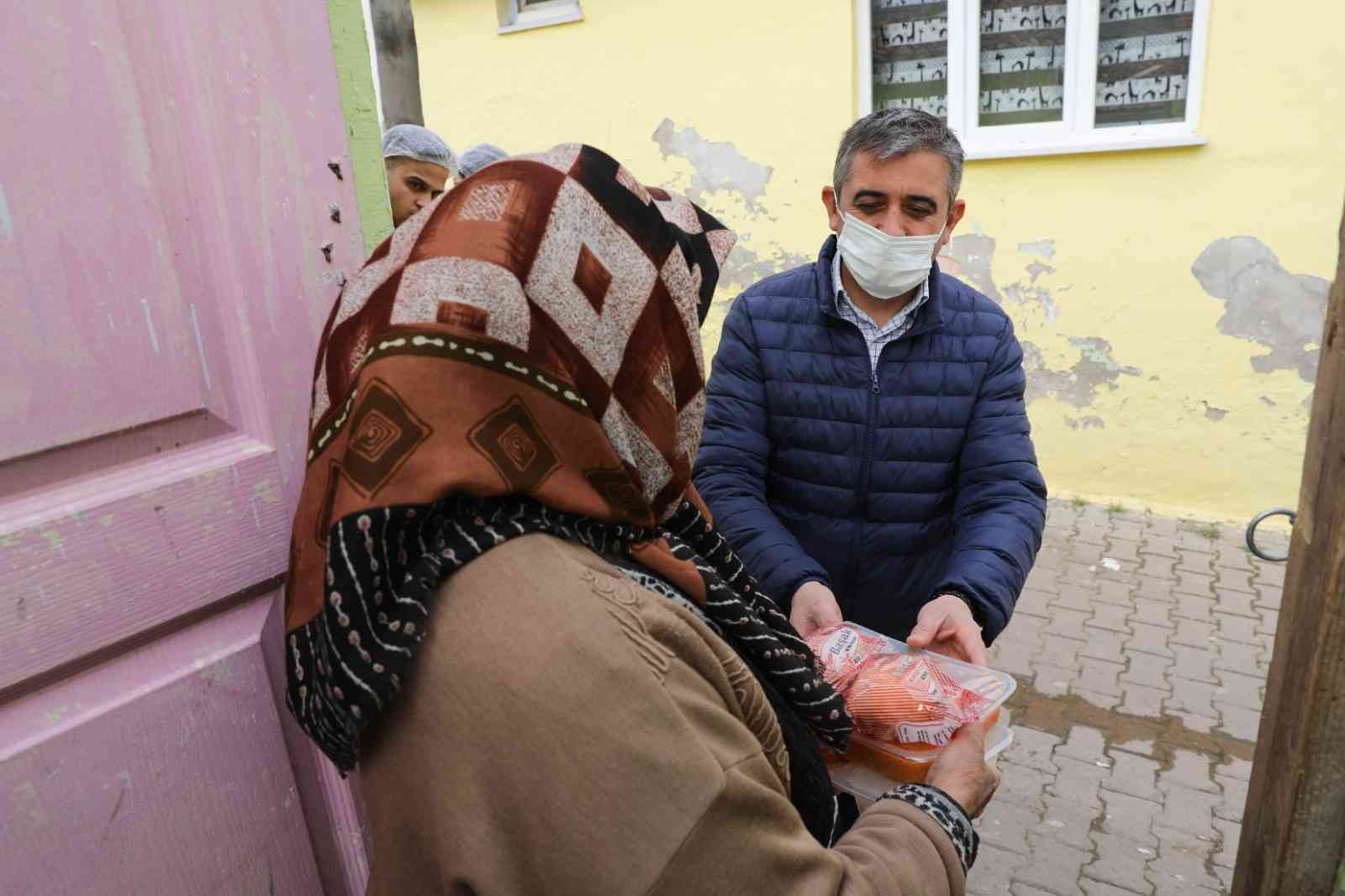 Kırklareli’nde ihtiyaç sahibi vatandaşlar ile 65 yaş üzeri evinde yemek yapamayacak durumdaki 155 vatandaşın yemek ihtiyacı karşılanıyor. Valilik ...