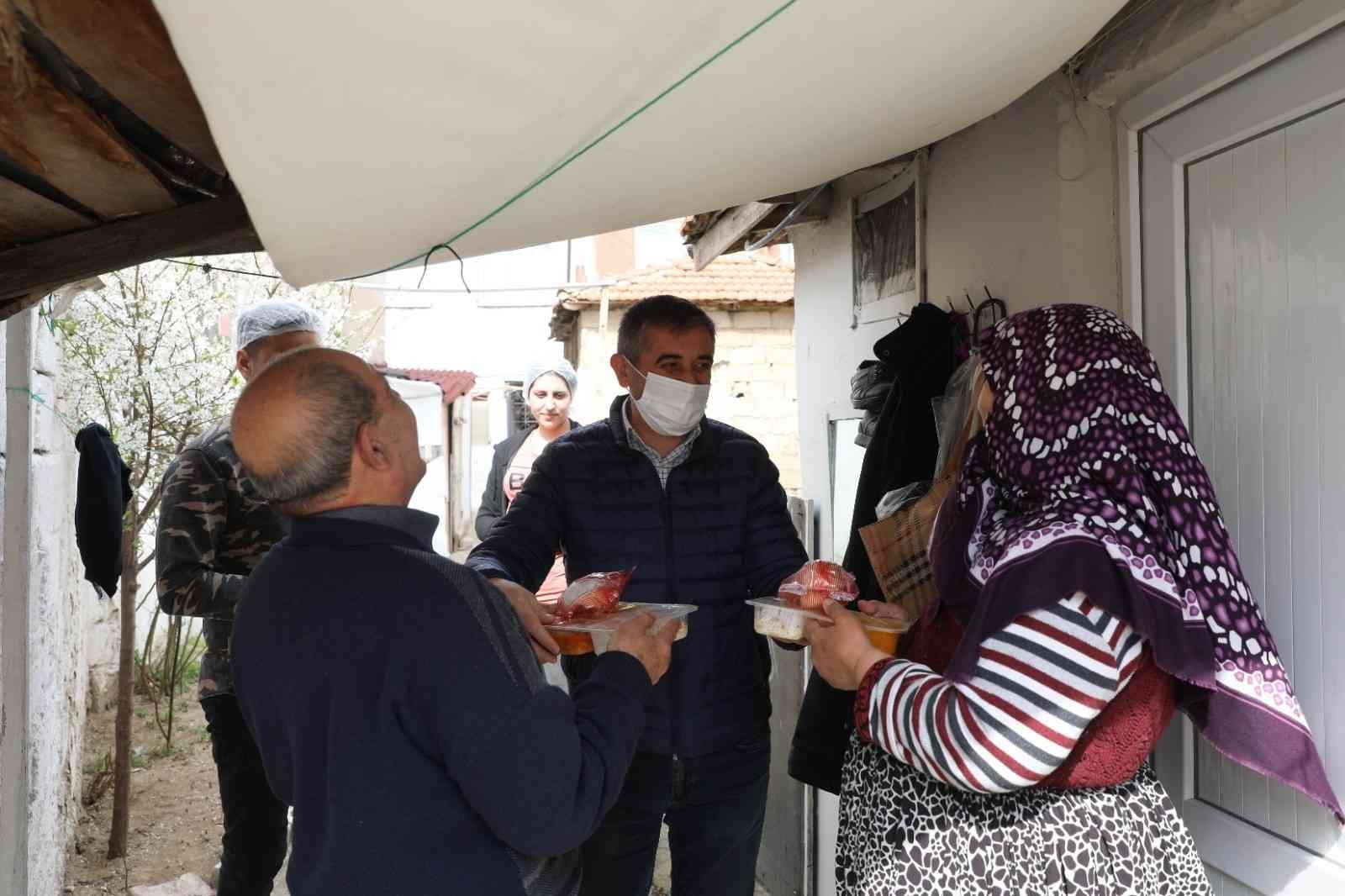 Kırklareli’nde ihtiyaç sahibi vatandaşlar ile 65 yaş üzeri evinde yemek yapamayacak durumdaki 155 vatandaşın yemek ihtiyacı karşılanıyor. Valilik ...