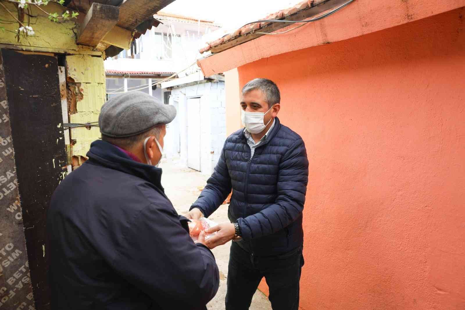 Kırklareli’nde ihtiyaç sahibi vatandaşlar ile 65 yaş üzeri evinde yemek yapamayacak durumdaki 155 vatandaşın yemek ihtiyacı karşılanıyor. Valilik ...