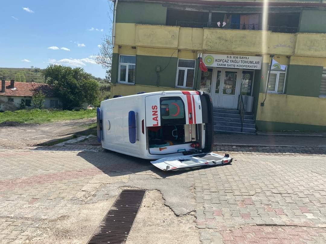 Kırklareli’nin Kofçaz ilçesinde freni boşalan ambulans takla attı. Kırklareli’nin Kofçaz ilçesinde kontrolden çıkan ambulans takla attı. Şans ...