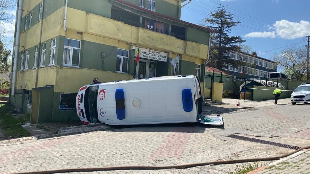 Kırklareli’nin Kofçaz ilçesinde freni boşalan ambulans takla attı. Kırklareli’nin Kofçaz ilçesinde kontrolden çıkan ambulans takla attı. Şans ...