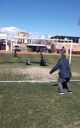 Tekirdağspor ile Babaeskispor maçının ardından sevinçten sahaya atlayan davul ustası ile klarnet ustasının o anları renkli görüntülere sahne oldu ...