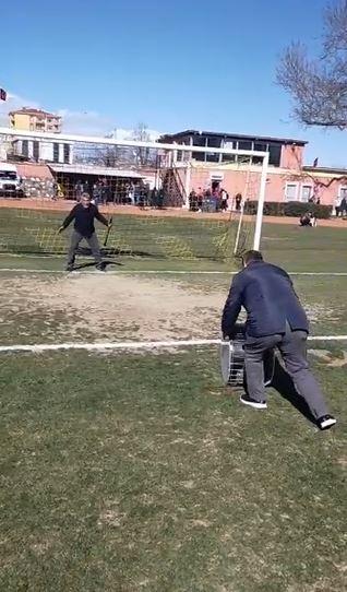 Tekirdağspor ile Babaeskispor maçının ardından sevinçten sahaya atlayan davul ustası ile klarnet ustasının o anları renkli görüntülere sahne oldu ...