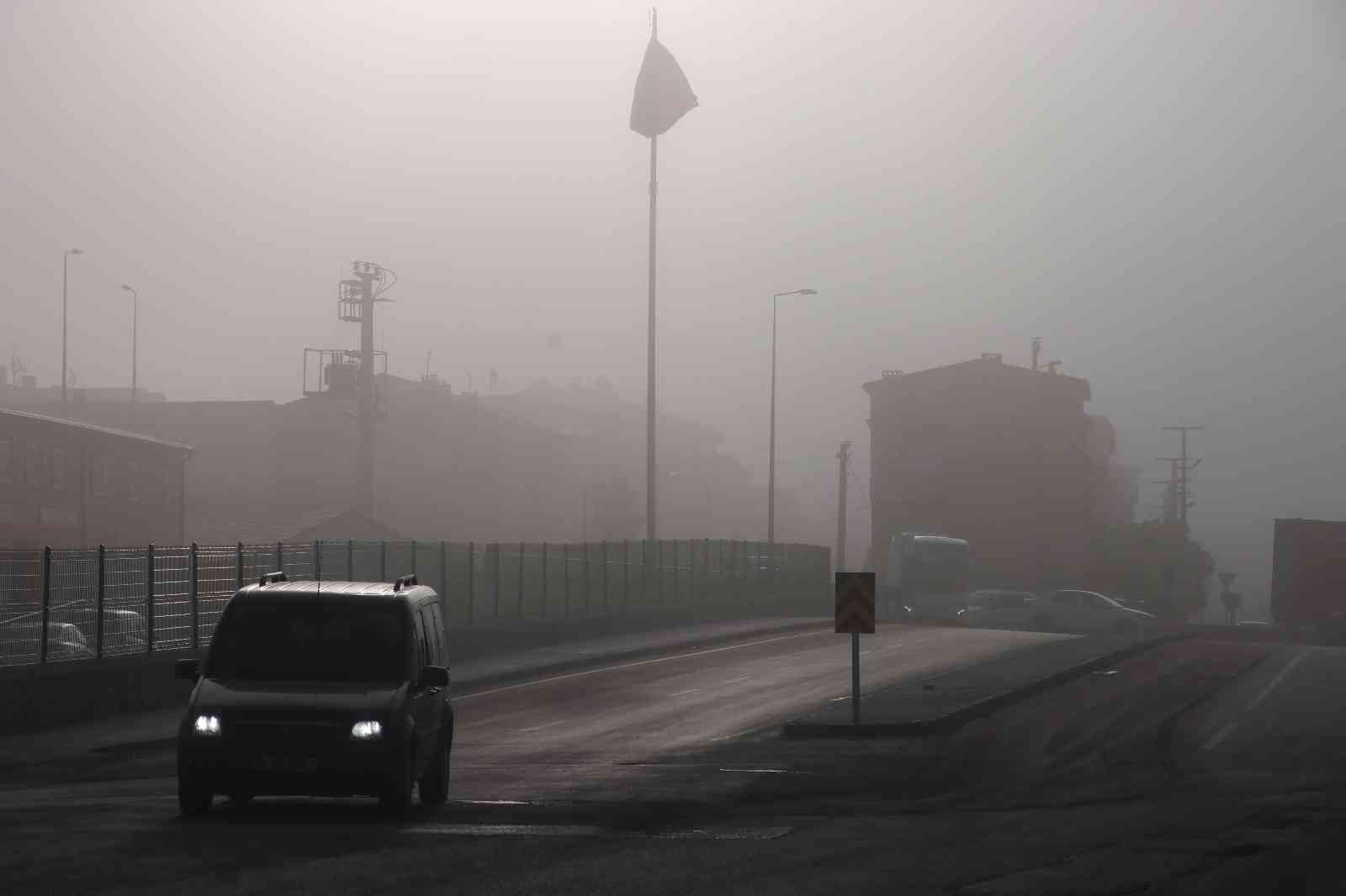 Kocaeli’de sabahın erken saatlerinden itibaren yoğun sis etkili oluyor. Sis sebebiyle görüş mesafesi düşerken, sürücüler ise zor anlar yaşıyor ...