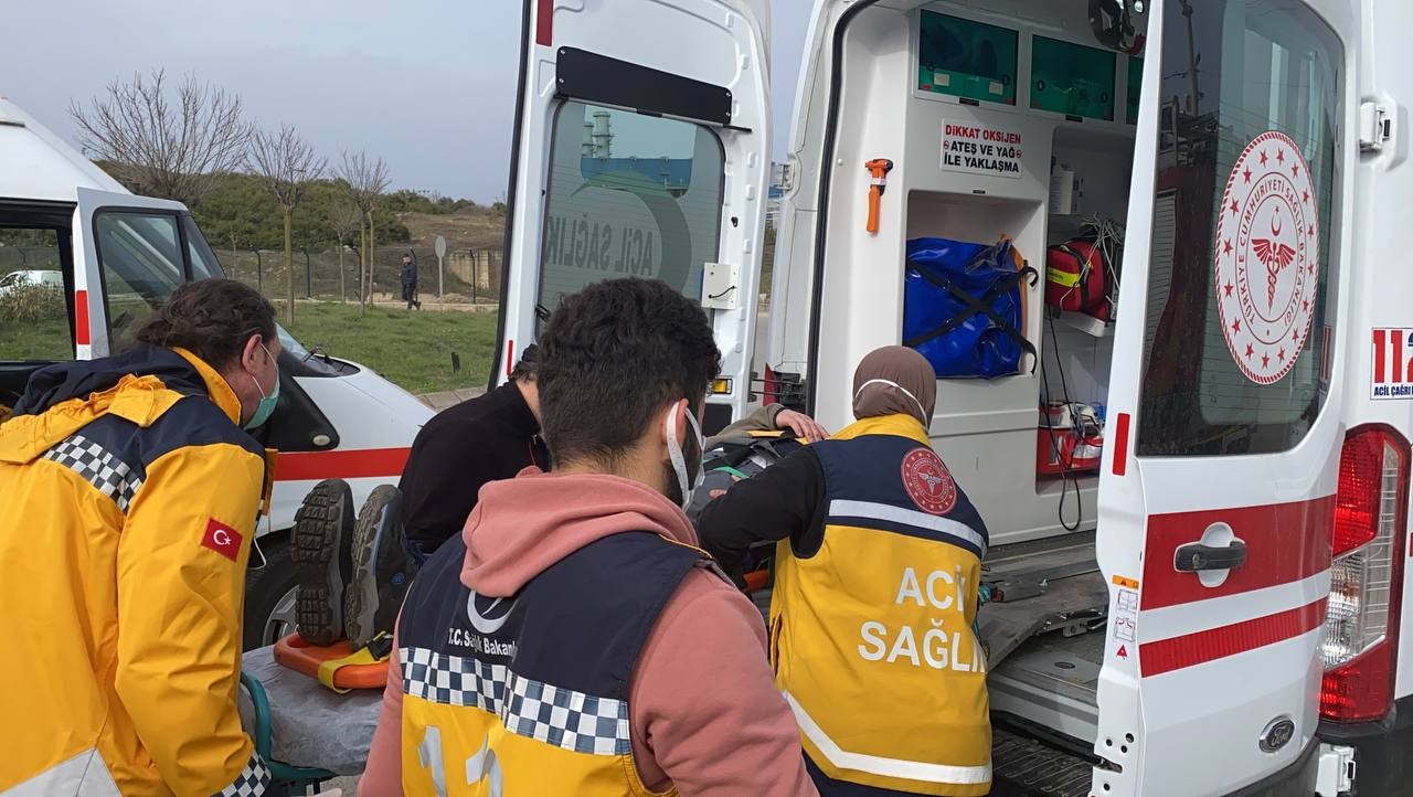 Kocaeli’nin Dilovası ilçesinde servis otobüsüyle tırın çarpışması neticesinde meydana gelen kazada 22 kişi yaralandı. Araçlardan çıkarılan bazı ...