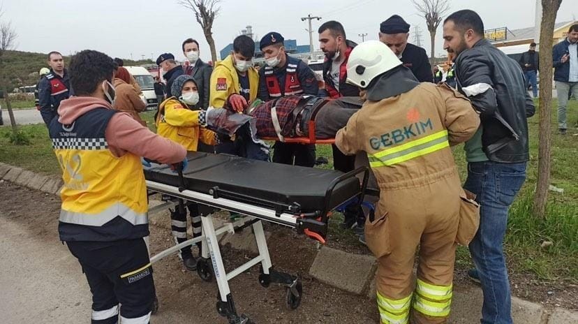 Kocaeli’nin Dilovası ilçesinde servis otobüsüyle tırın çarpışması neticesinde meydana gelen kazada 22 kişi yaralandı. Araçlardan çıkarılan bazı ...