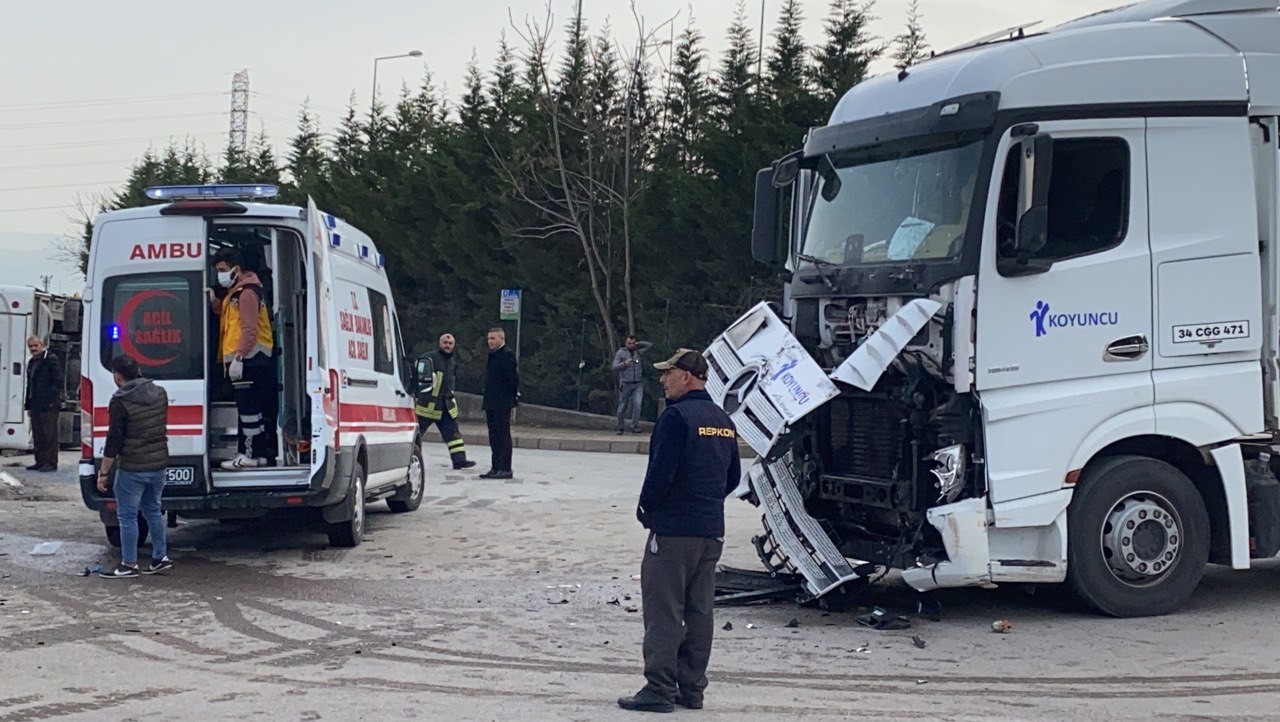 Kocaeli’nin Dilovası ilçesinde servis otobüsüyle tırın çarpışması neticesinde meydana gelen kazada 22 kişi yaralandı. Araçlardan çıkarılan bazı ...