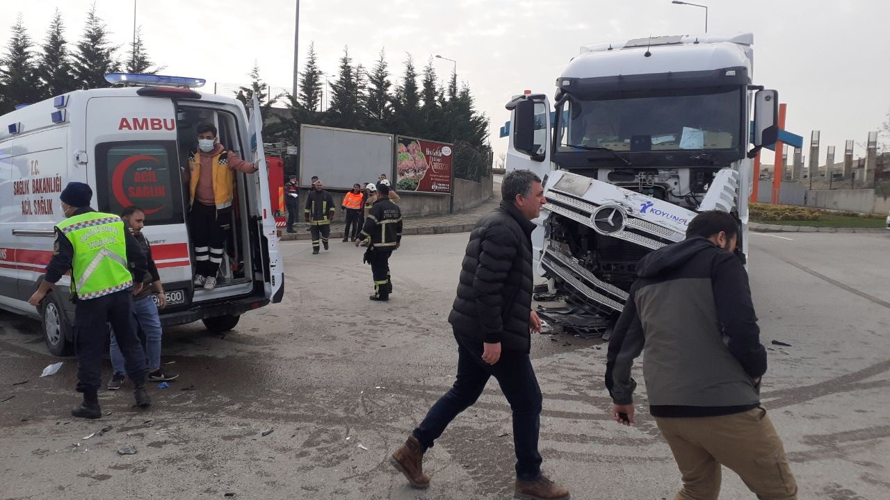 Kocaeli’nin Dilovası ilçesinde servis otobüsüyle tırın çarpışması neticesinde meydana gelen kazada 22 kişi yaralandı. Araçlardan çıkarılan bazı ...