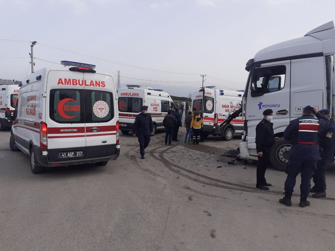 Kocaeli’nin Dilovası ilçesinde servis otobüsüyle tırın çarpışması neticesinde meydana gelen kazada 22 kişi yaralandı. Araçlardan çıkarılan bazı ...