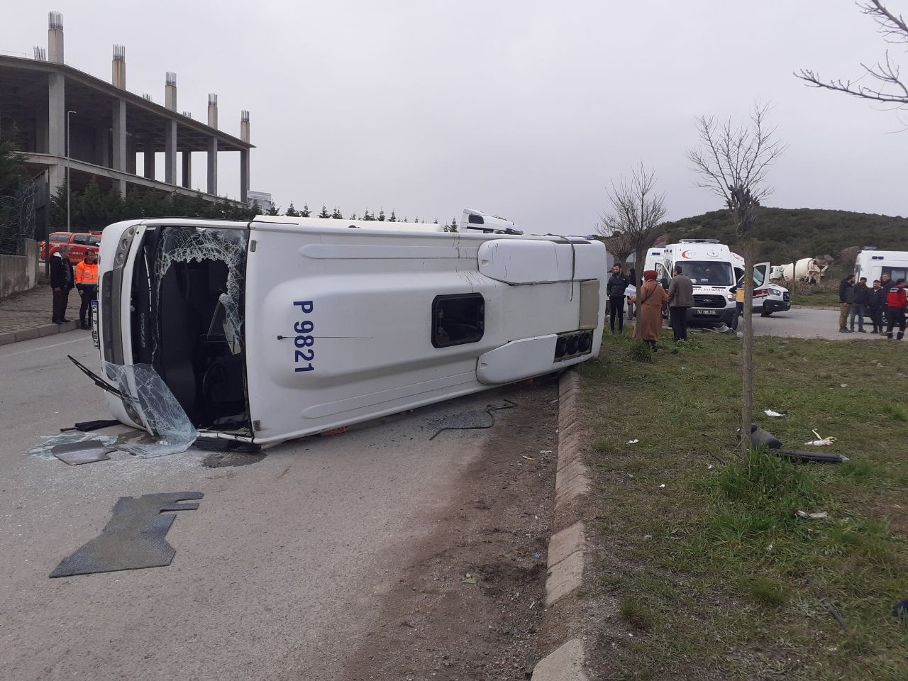 Kocaeli’nin Dilovası ilçesinde servis otobüsüyle tırın çarpışması neticesinde meydana gelen kazada 22 kişi yaralandı. Araçlardan çıkarılan bazı ...