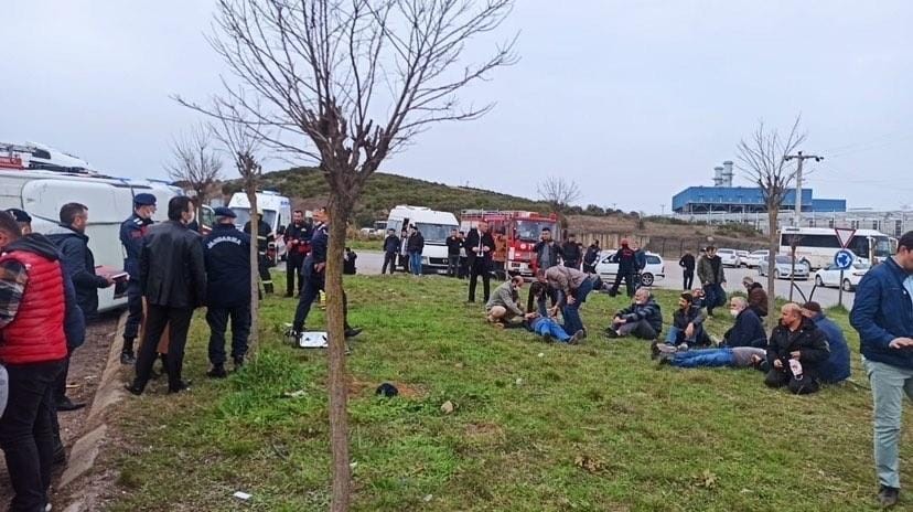 Kocaeli’nin Dilovası ilçesinde servis otobüsüyle tırın çarpışması neticesinde meydana gelen kazada 22 kişi yaralandı. Araçlardan çıkarılan bazı ...