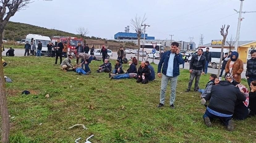 Kocaeli’nin Dilovası ilçesinde servis otobüsüyle tırın çarpışması neticesinde meydana gelen kazada 22 kişi yaralandı. Araçlardan çıkarılan bazı ...