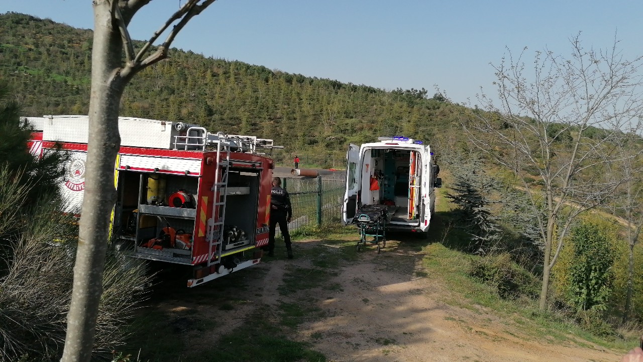 Kocaeli’nin Gebze ilçesinde arkadaşlarıyla birlikte sulama göletine giren 12 yaşındaki çocuk, bir anda gözden kayboldu. Dalgıçlar gölette çocuğu ...