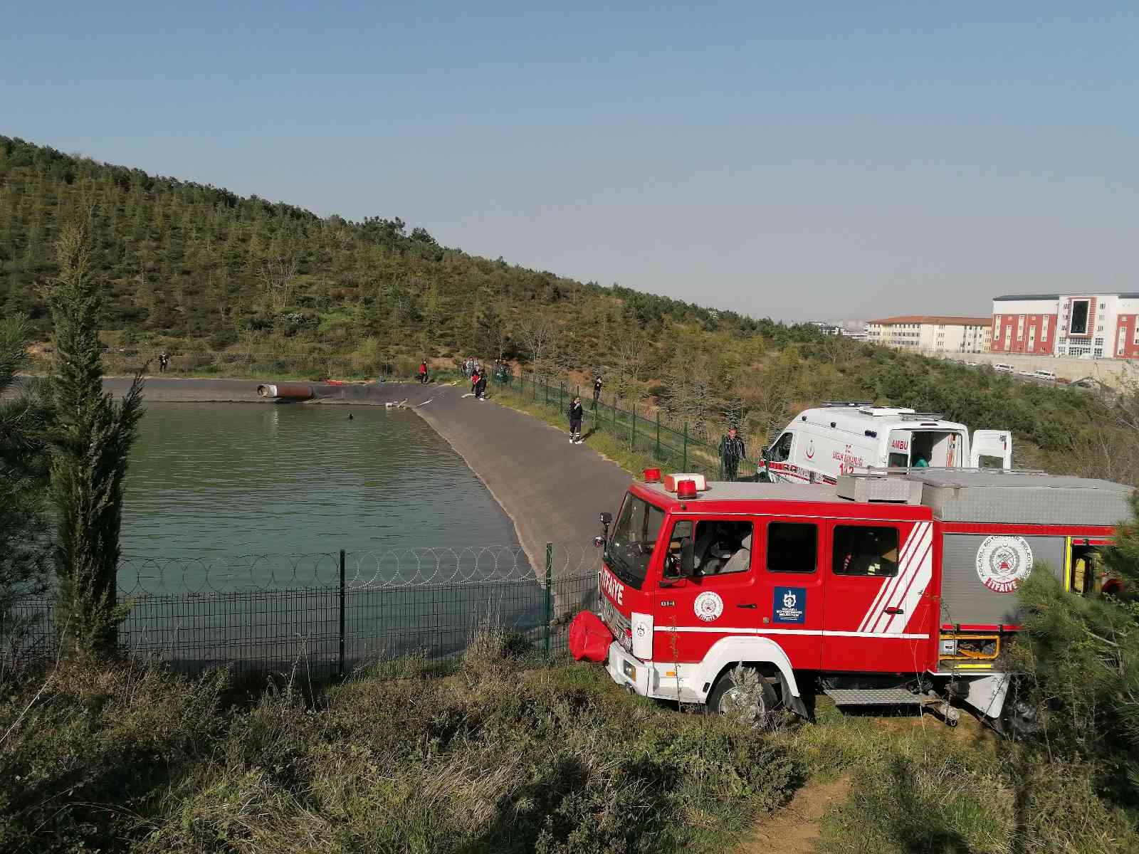 Kocaeli’nin Gebze ilçesinde arkadaşlarıyla birlikte sulama göletine giren 12 yaşındaki çocuk, bir anda gözden kayboldu. Dalgıçlar gölette çocuğu ...