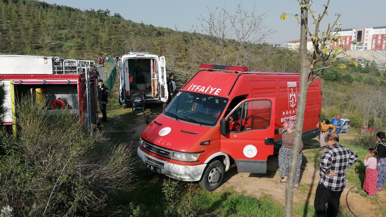 Kocaeli’nin Gebze ilçesinde arkadaşlarıyla birlikte sulama göletine giren 12 yaşındaki çocuk, bir anda gözden kayboldu. Dalgıçlar gölette çocuğu ...