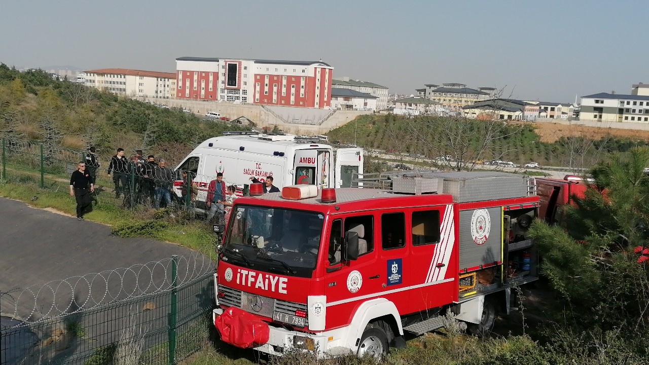 Kocaeli’nin Gebze ilçesinde arkadaşlarıyla birlikte sulama göletine giren 12 yaşındaki çocuk, bir anda gözden kayboldu. Dalgıçlar gölette çocuğu ...