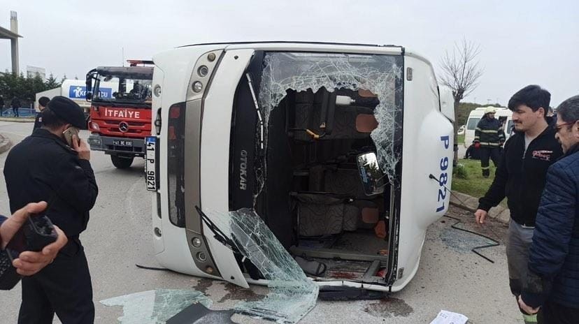 Kocaeli’nin Dilovası ilçesinde servis aracıyla tırın çarpışması neticesinde kaza meydana geldi. Çok sayıda yaralı olduğu bilgisine ulaşıldı. Kaza ...