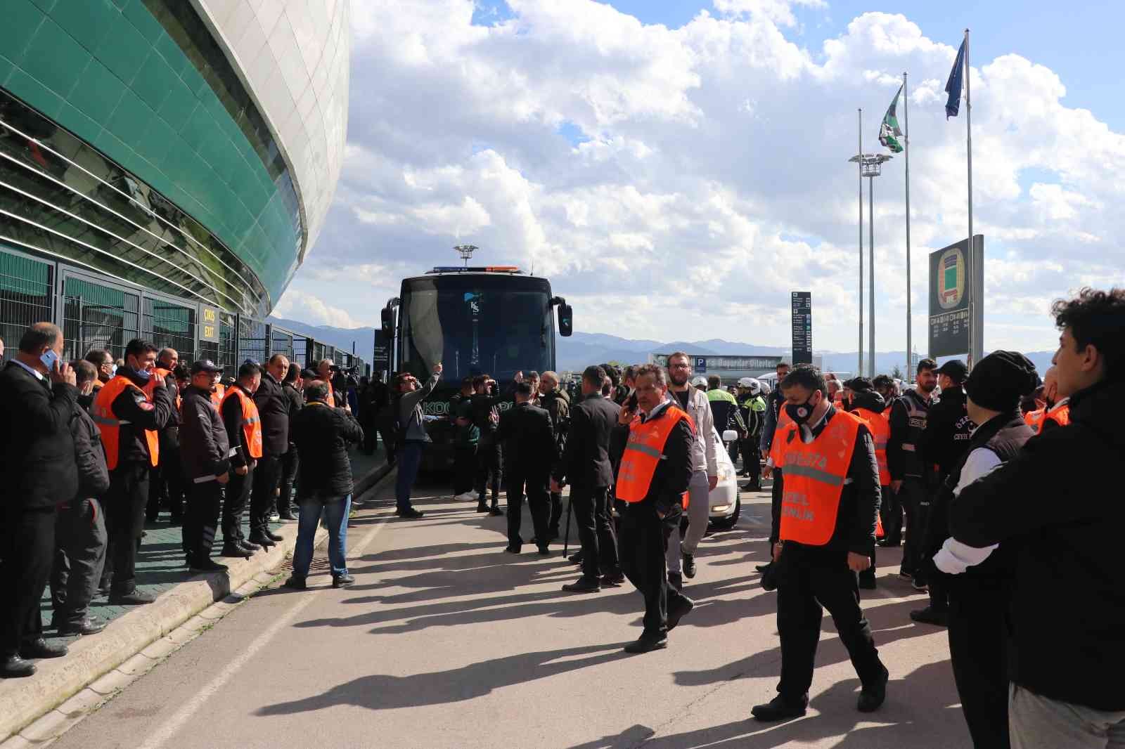 Spor Toto 1. Lig’de Denizlispor’a 5-1 kaybeden Kocaelispor’un taraftarı takım otobüsünün etrafını sararak yönetime, futbolculara ve teknik ekibe ...