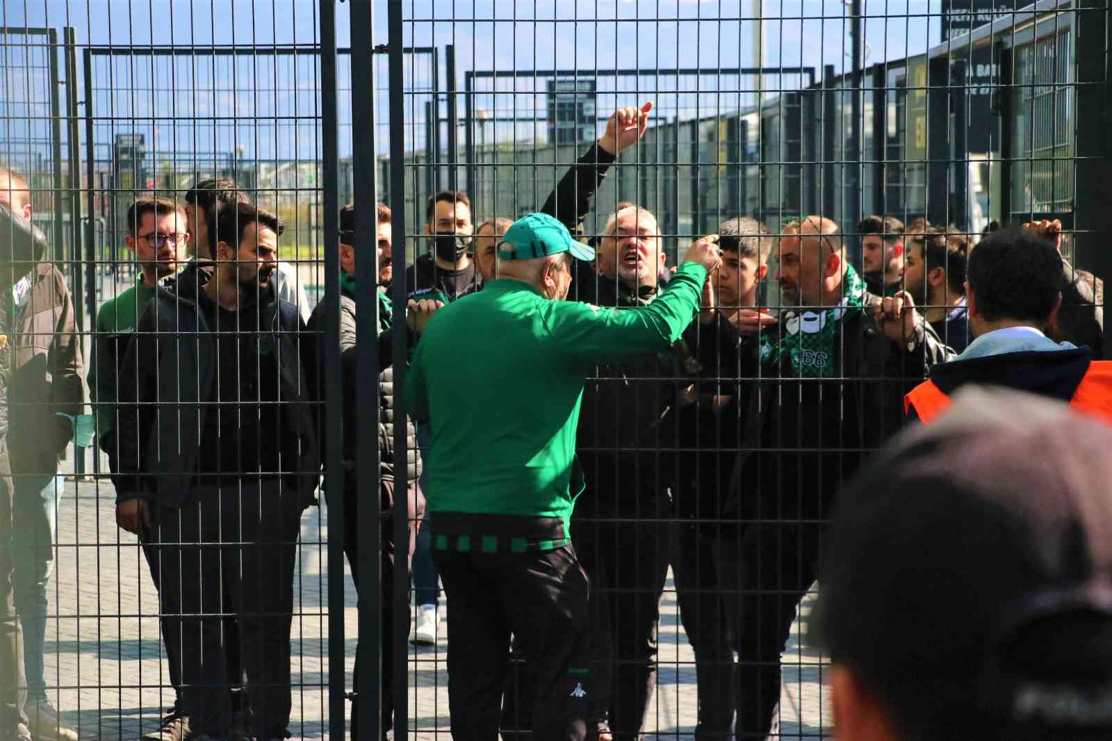 Spor Toto 1. Lig’de Denizlispor’a 5-1 kaybeden Kocaelispor’un taraftarı takım otobüsünün etrafını sararak yönetime, futbolculara ve teknik ekibe ...