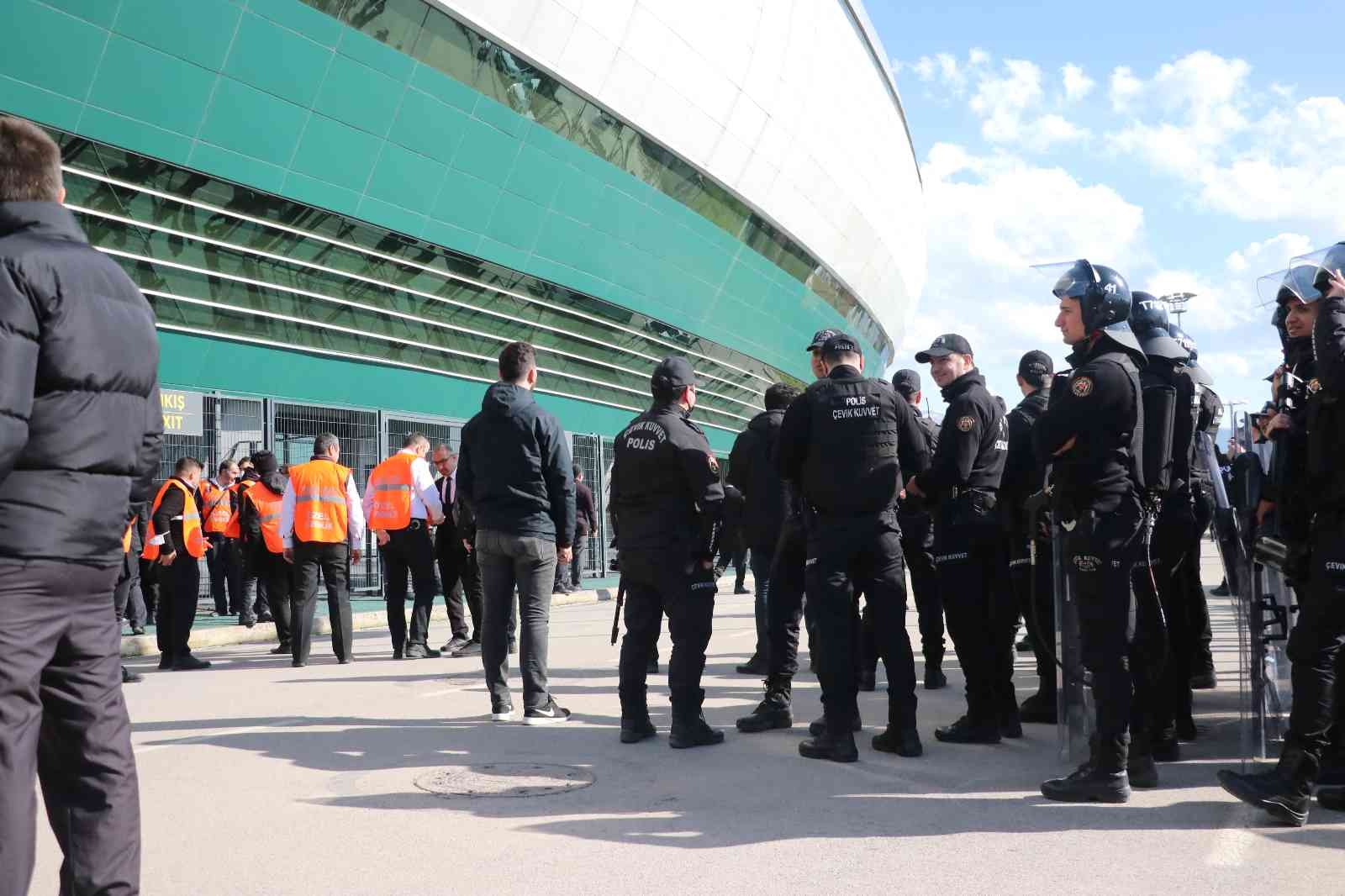 Spor Toto 1. Lig’de Denizlispor’a 5-1 kaybeden Kocaelispor’un taraftarı takım otobüsünün etrafını sararak yönetime, futbolculara ve teknik ekibe ...