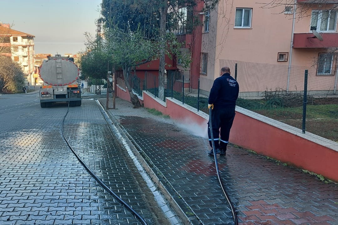 Tekirdağ’da koronavirüse karşı alınan tedbirler devam ediyor. Sağlık kuruluşları başta olmak üzere kamuya açık alanlar, virüse karşı dezenfekte ...