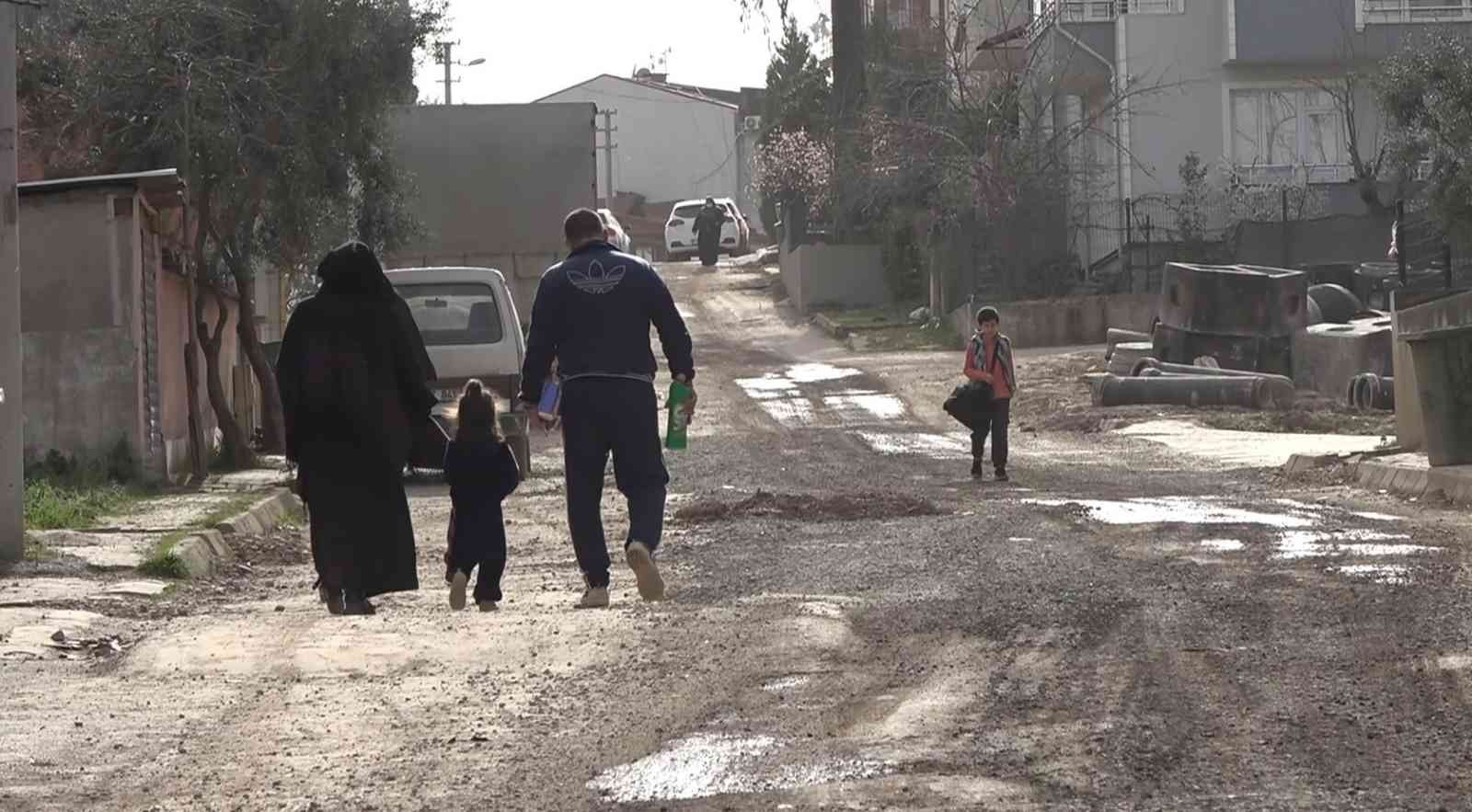 Kocaeli’nin genelinde devam eden altyapı çalışmaları sebebiyle bozulan ve bir türlü tamamlanamayan yollar vatandaşları canından bezdirdi. Yayalar ...