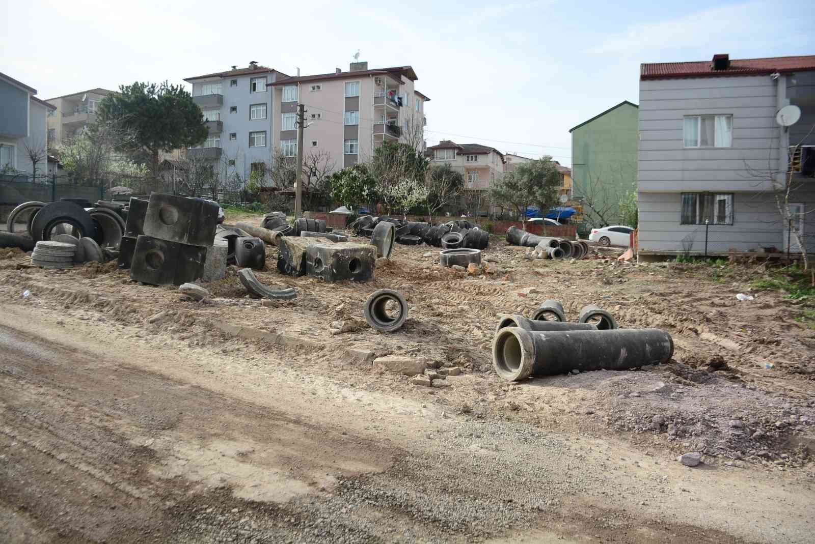 Kocaeli’nin genelinde devam eden altyapı çalışmaları sebebiyle bozulan ve bir türlü tamamlanamayan yollar vatandaşları canından bezdirdi. Yayalar ...