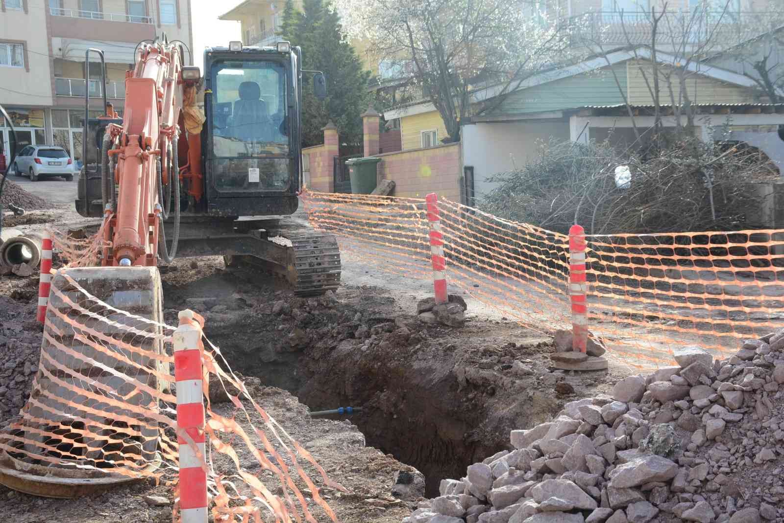 Kocaeli’nin genelinde devam eden altyapı çalışmaları sebebiyle bozulan ve bir türlü tamamlanamayan yollar vatandaşları canından bezdirdi. Yayalar ...