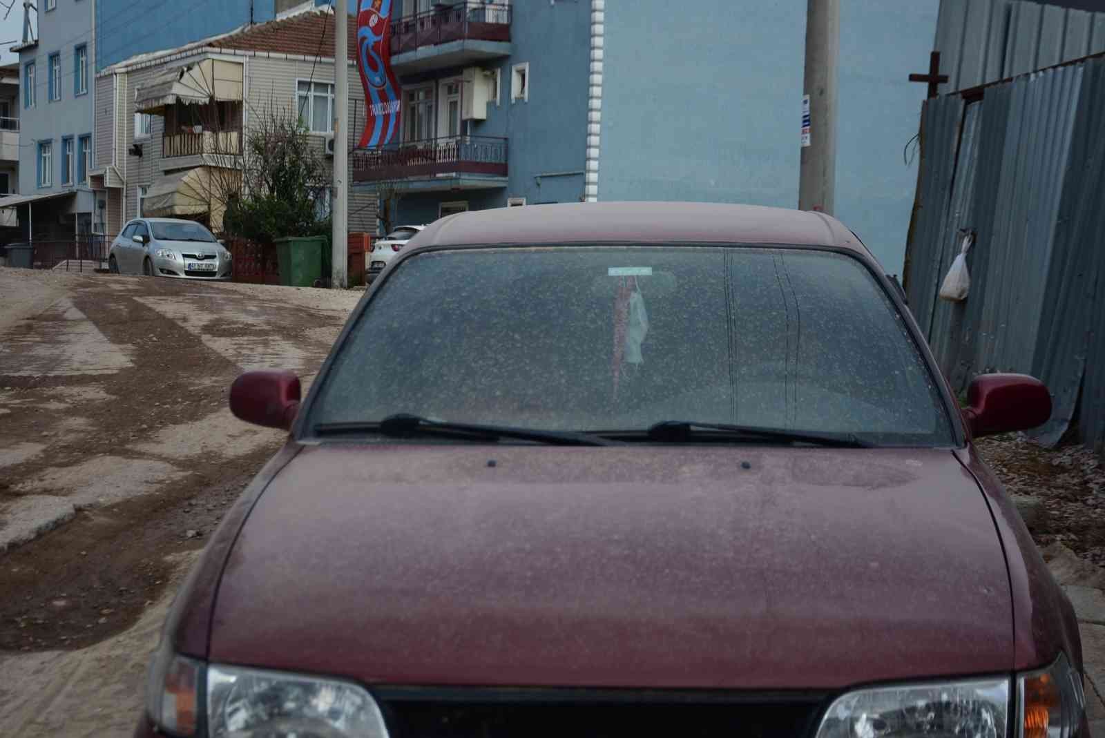 Kocaeli’nin genelinde devam eden altyapı çalışmaları sebebiyle bozulan ve bir türlü tamamlanamayan yollar vatandaşları canından bezdirdi. Yayalar ...