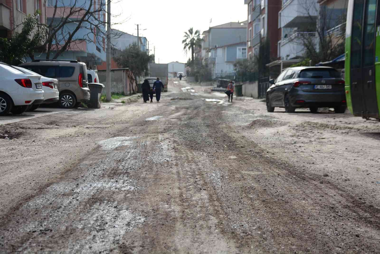 Kocaeli’nin genelinde devam eden altyapı çalışmaları sebebiyle bozulan ve bir türlü tamamlanamayan yollar vatandaşları canından bezdirdi. Yayalar ...