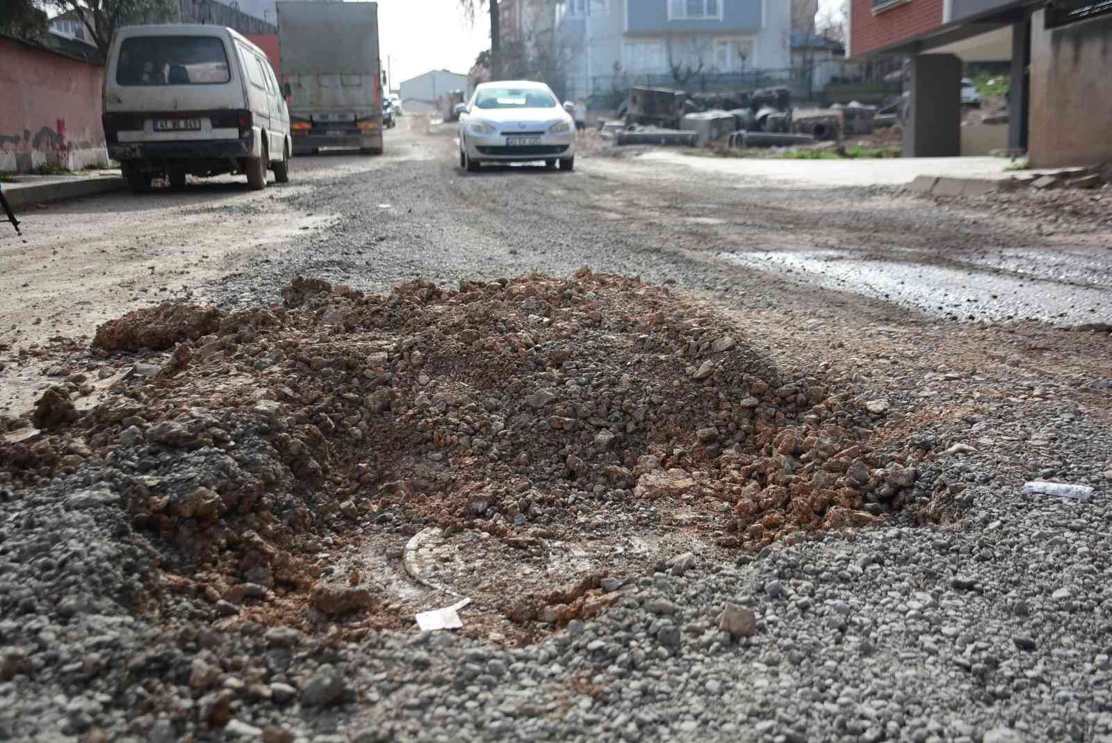 Kocaeli’nin genelinde devam eden altyapı çalışmaları sebebiyle bozulan ve bir türlü tamamlanamayan yollar vatandaşları canından bezdirdi. Yayalar ...