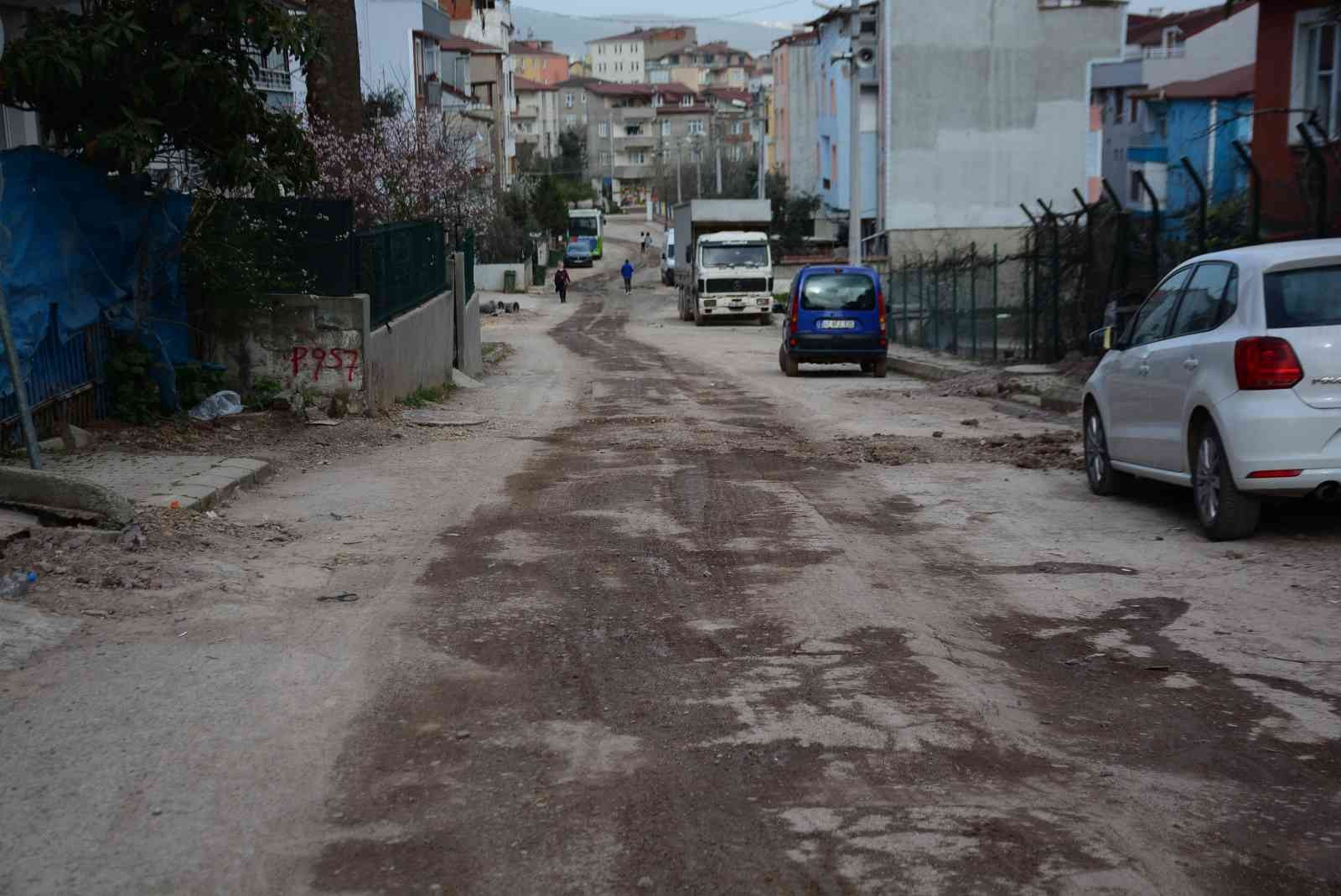 Kocaeli’nin genelinde devam eden altyapı çalışmaları sebebiyle bozulan ve bir türlü tamamlanamayan yollar vatandaşları canından bezdirdi. Yayalar ...