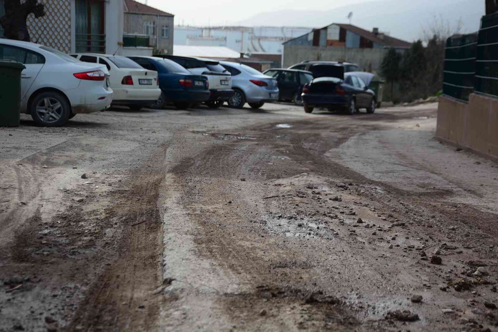 Kocaeli’nin genelinde devam eden altyapı çalışmaları sebebiyle bozulan ve bir türlü tamamlanamayan yollar vatandaşları canından bezdirdi. Yayalar ...