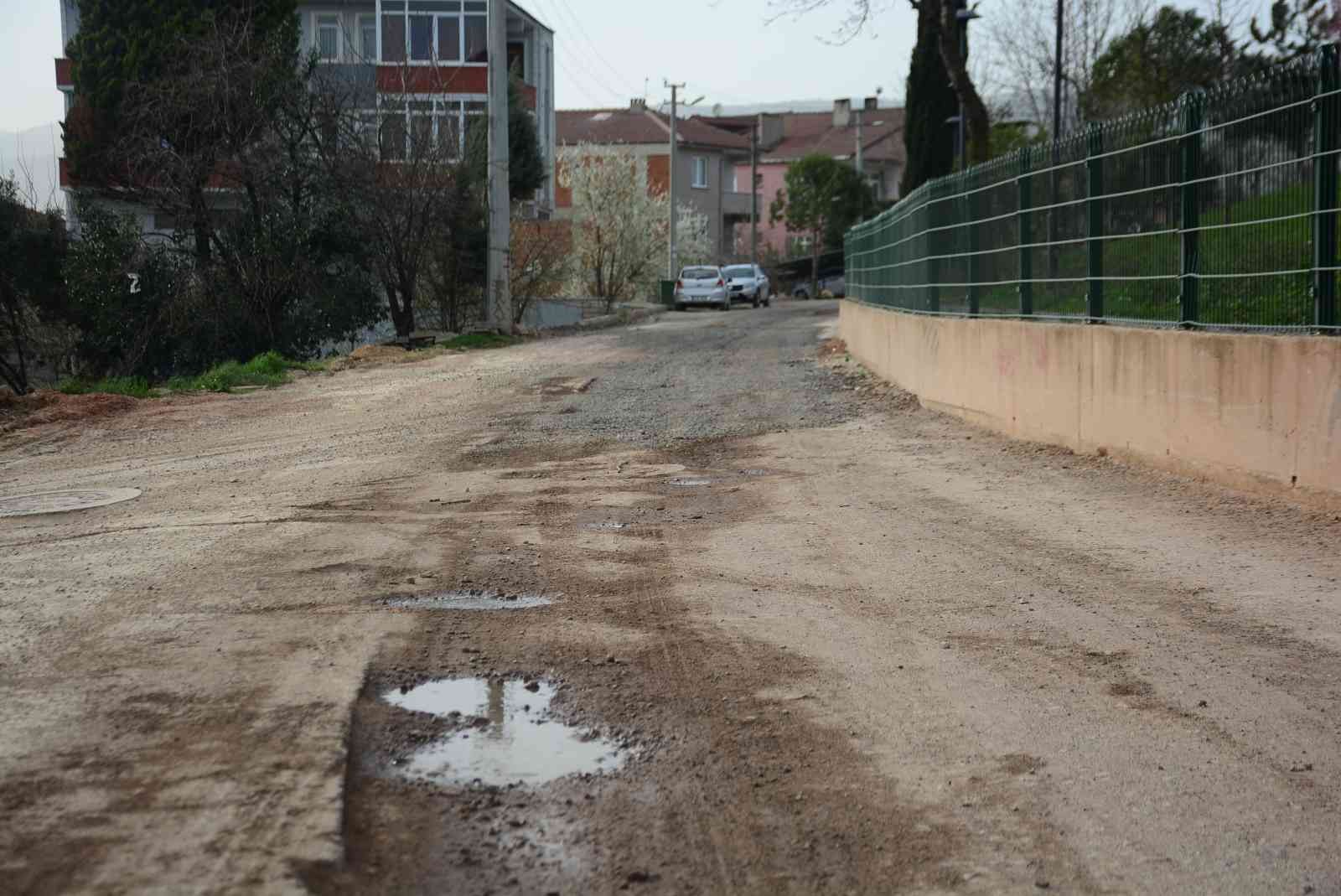 Kocaeli’nin genelinde devam eden altyapı çalışmaları sebebiyle bozulan ve bir türlü tamamlanamayan yollar vatandaşları canından bezdirdi. Yayalar ...