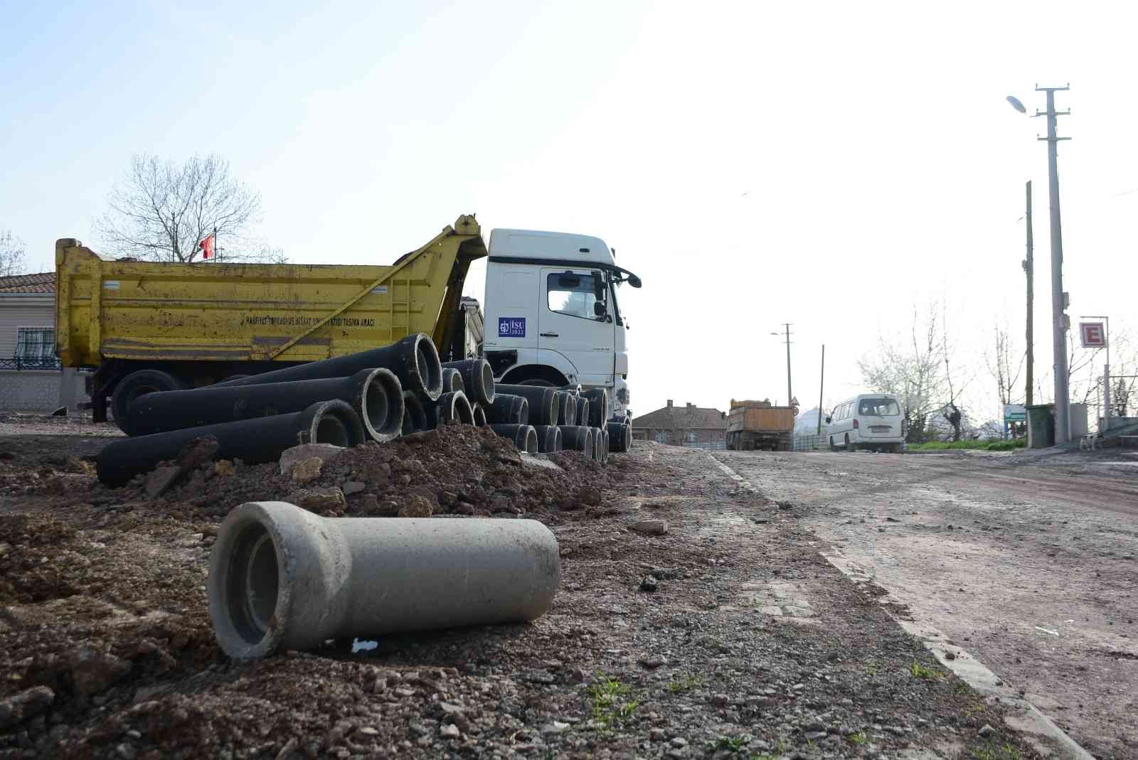 Kocaeli’nin genelinde devam eden altyapı çalışmaları sebebiyle bozulan ve bir türlü tamamlanamayan yollar vatandaşları canından bezdirdi. Yayalar ...