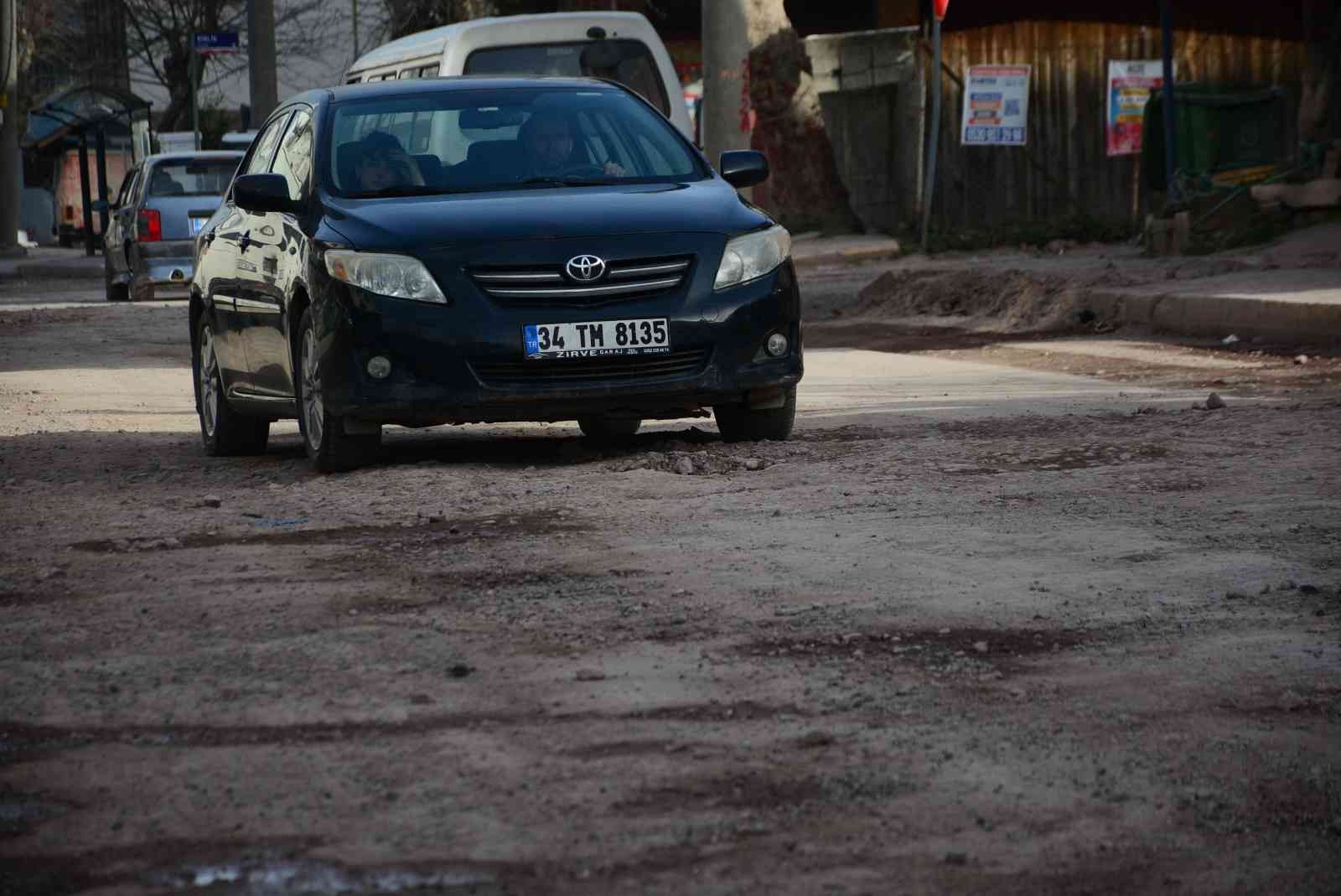 Kocaeli’nin genelinde devam eden altyapı çalışmaları sebebiyle bozulan ve bir türlü tamamlanamayan yollar vatandaşları canından bezdirdi. Yayalar ...