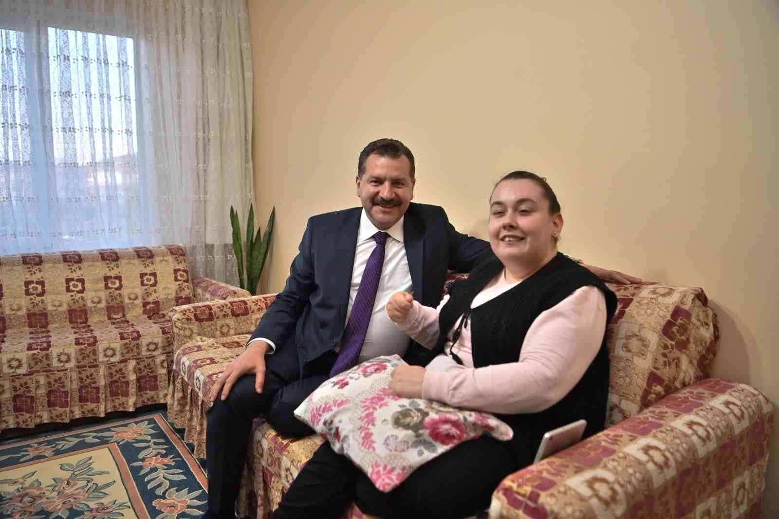 Balıkesir Büyükşehir Belediye Başkanı Yücel Yılmaz’ın evinde ziyaret ettiği kas hastası Kübra, eline mikrofon alıp kendi hayatını anlattı. Kübra ...