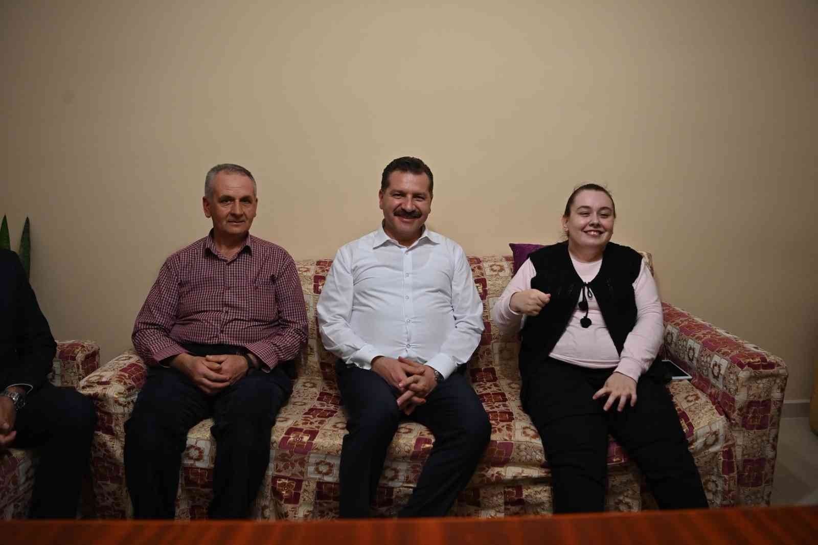 Balıkesir Büyükşehir Belediye Başkanı Yücel Yılmaz’ın evinde ziyaret ettiği kas hastası Kübra, eline mikrofon alıp kendi hayatını anlattı. Kübra ...