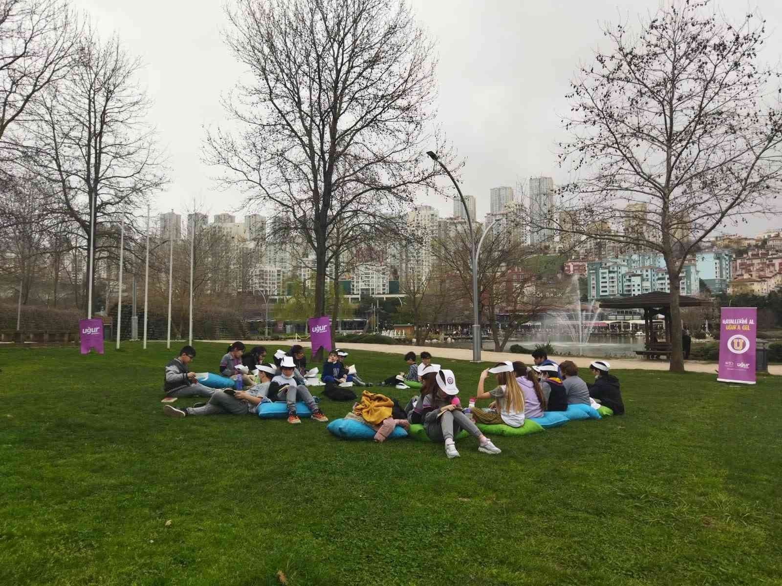 ‘Kitap Benim’ projesi çerçevesinde her gün okullarda 20 dakika serbest okuma saati düzenleyen Uğur Okulları, Kütüphaneler Haftası çerçevesinde ...