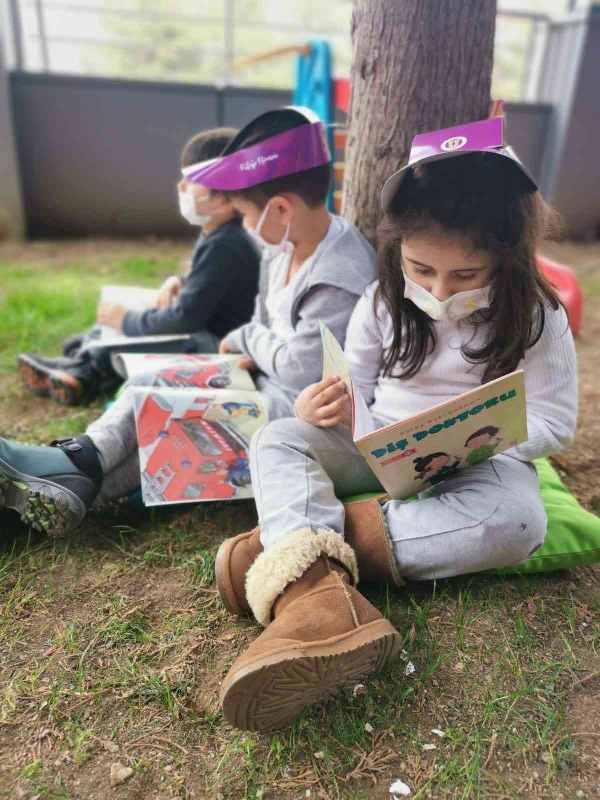 ‘Kitap Benim’ projesi çerçevesinde her gün okullarda 20 dakika serbest okuma saati düzenleyen Uğur Okulları, Kütüphaneler Haftası çerçevesinde ...