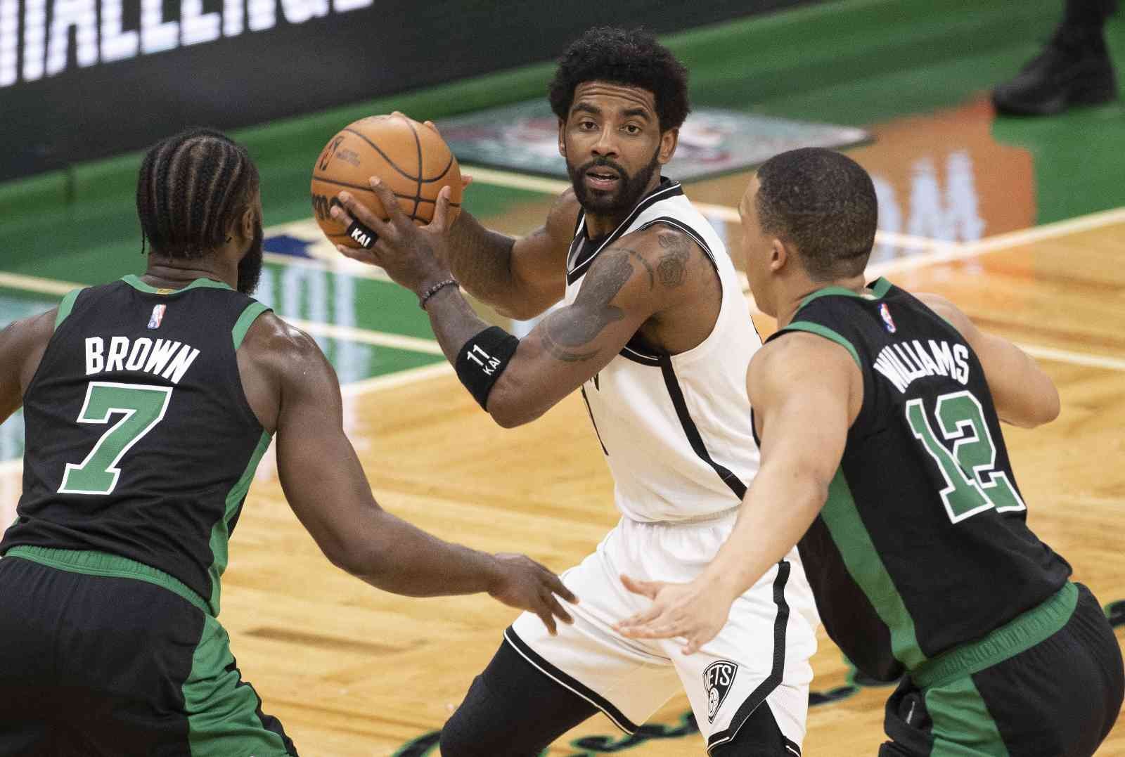 NBA takımlarından Brooklyn Nets’in yıldız basketbolcu Kyrie Irving’e, Boston Celtics taraftarlarına yaptığı hareketlerden dolayı 50 bin Dolar ...