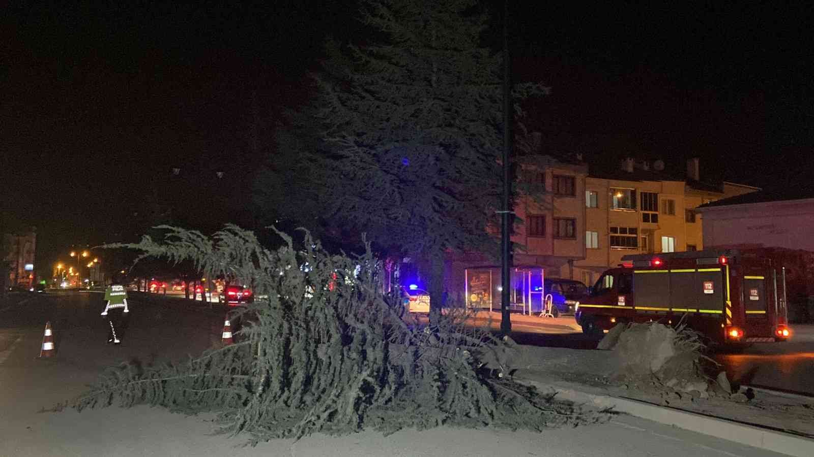 Lodosun etkisiyle ağaç devrildi, yol kapandı BURSA (İHA) - Bursa’nın İnegöl ilçesinde lodosun etkisiyle ağaç devrildi, yol ulaşıma kapandı ...