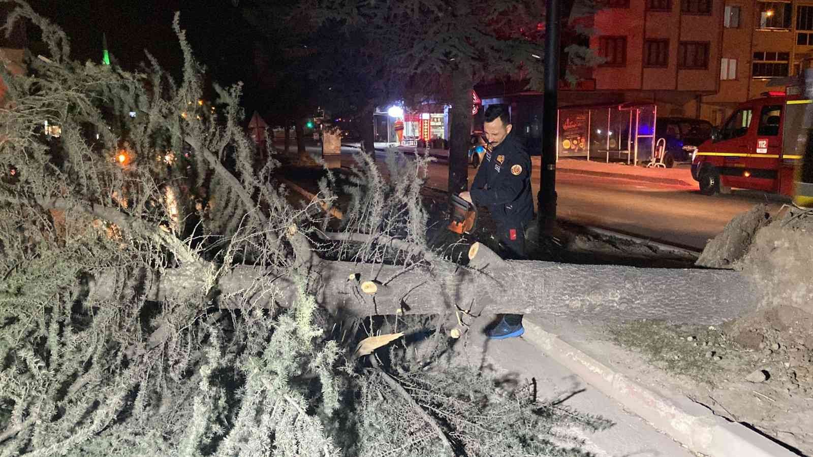 Lodosun etkisiyle ağaç devrildi, yol kapandı BURSA (İHA) - Bursa’nın İnegöl ilçesinde lodosun etkisiyle ağaç devrildi, yol ulaşıma kapandı ...